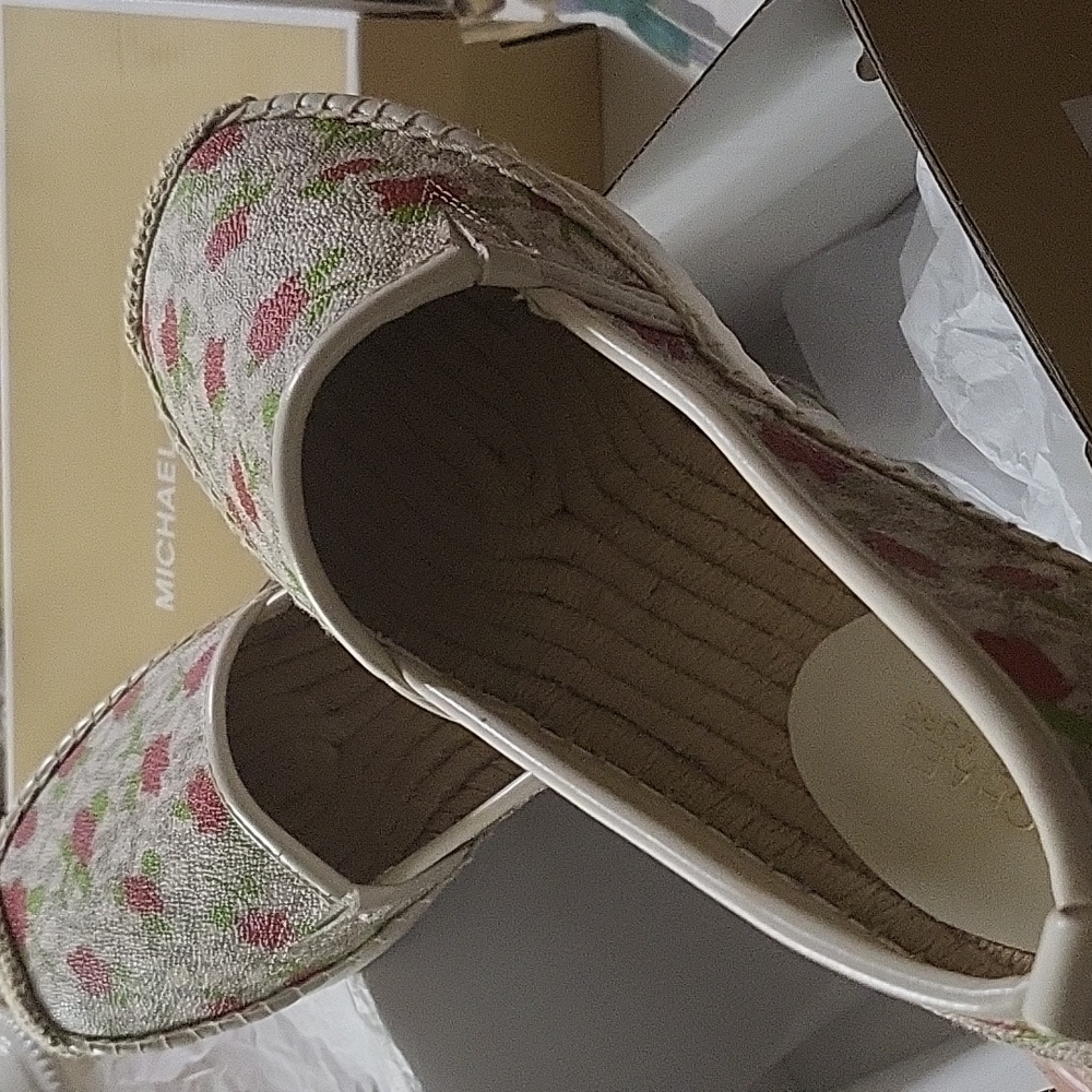 NWOT MK Ladies Espadrille, size 7, floral and Vanilla/cream color - Picture 4 of 6